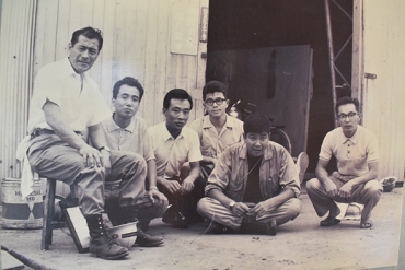 熊谷組の社員と記念撮影に応じる石原さん(右から2人目)と三船さん(左端)。右端が川手さん(提供)