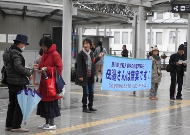 田邉氏の再審開始を求め、通行人に署名を求める守る会のメンバーら=豊橋駅まで