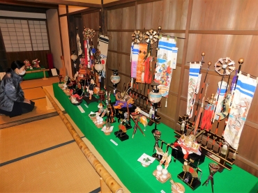 多彩な五月人形が並ぶ会場=豊橋市二川宿本陣で