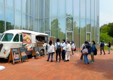 キャンパス内に登場したキッチンカーに並ぶ学生ら=豊橋創造大学で