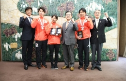 豊川高出身で五輪競泳日本代表の3選手が知事表敬