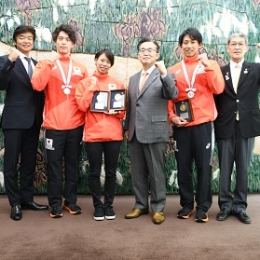 豊川高出身で五輪競泳日本代表の3選手が知事表敬