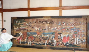 市民俗文化財に指定された「吉田神社旧式祭礼図絵馬」=吉田神社で