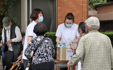 医療機関でワクチン接種を予約する高齢者=豊橋市東田町で