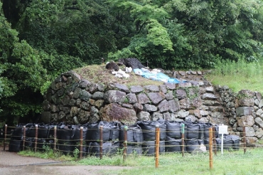 修復工事とそれに伴う発掘調査が始まった石垣=吉田城跡で