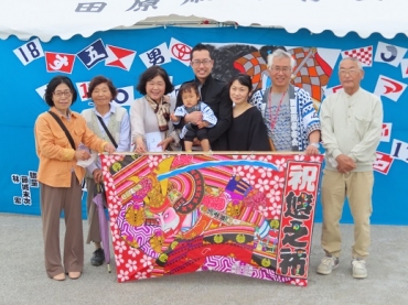 初凧を中心に太田さん家族が記念撮影=田原市の中央公園で