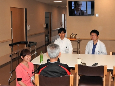 地域包括ケア病棟のデイスペースで患者に寄り添う看護師ら=豊川市民病院で