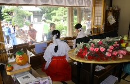 砥鹿神社で「とよかわバラの日」イベント
