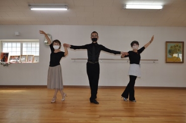 ダンス選手権大会に出場する小林さん㊨と中嶋さん㊧。中央は飯沼さん=ダンススクールイイヌマで