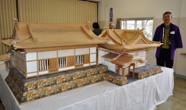 吉田城本丸御殿の模型と製作した竹本さん=豊橋共同職業訓練協会で