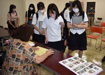 講座主催者からボランティア活動の説明を受ける高校生たち=豊川市勤労福祉会館で
