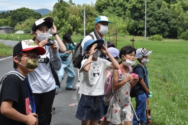 権田さん(右後方)の案内で野鳥を観察する子どもたち
