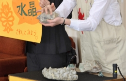 小田さんが寄贈した化石「触れて楽しんで」