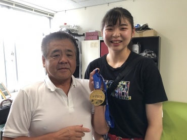 2019年に豊橋中央高校を訪れた山田選手㊨。左は小林さん(小林さん提供)