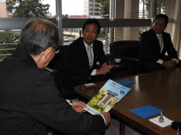 山脇市長にサラオの機能を説明する都築社長㊥=豊川市役所で