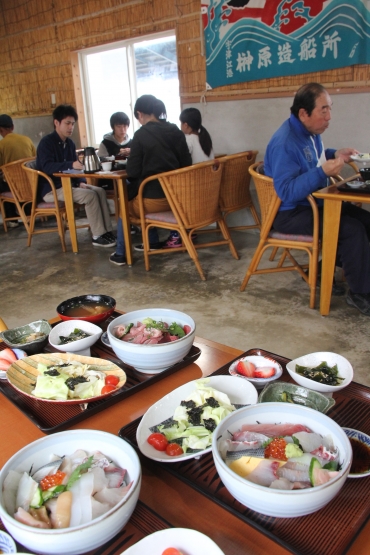 新鮮な地場魚介類を扱った「いちば食堂」の料理=田原市伊良湖町で