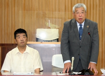 町長選へ出馬を表明した尾林氏㊨(左は西谷後援会長)=東栄町役場で