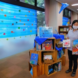 「海の中」に模様替え 豊橋市中央図書館児童室