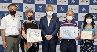 浅井市長から感謝状を受けたバーニャさん(左から2人目)らメンバー=市役所で