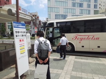 大規模接種会場と駅を結ぶシャトルバスも毎日運行する=豊橋駅前で