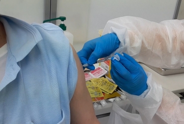 ワクチンを打たれる記者(自身で撮影)