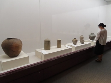 特徴的な模様が入れられた陶器が並ぶ
