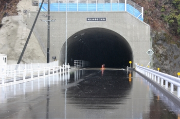 23日午後3時に開通する太和金バイパスの新太和金トンネル部分=東栄町振草で