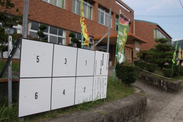 町役場前に設置された選挙ポスター掲示板=東栄町本郷で