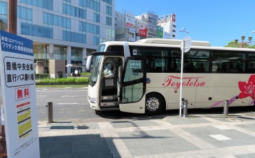 観光バスで駅前と会場を結ぶシャトルバス=豊橋駅前の発着所で
