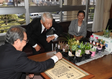 山脇市長に生産する多肉植物を紹介する曽田さん㊥と美代子さん㊨=豊川市役所で