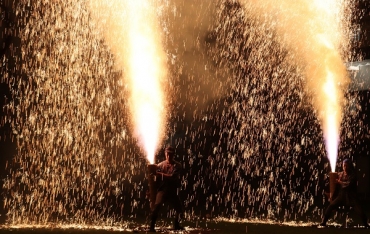 豊橋市は桜丘高校の「平和の火」と、手筒花火から採火した。式で豊橋祇園祭奉賛会員が勇壮な手筒花火を披露=吉田城跡広場で14日
