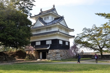 「続日本100名城」に選ばれた吉田城の鉄櫓=豊橋公園で