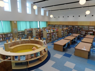 天井が高く開放的な図書室