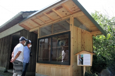 新築されたニワトリの飼育小屋=新城市下吉田の満光寺で
