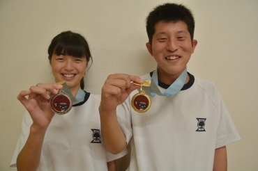 メダルを持つ山本さん㊧と高野さん=豊橋市立くすのき特別支援学校で