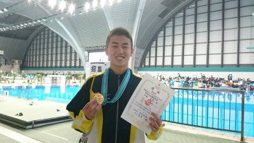 400㍍個人メドレーで金メダルを獲得し、笑顔の加藤さん=東京辰巳国際水泳場で