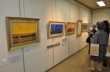 平山郁夫の複製版画が並ぶ=豊橋市民文化会館で