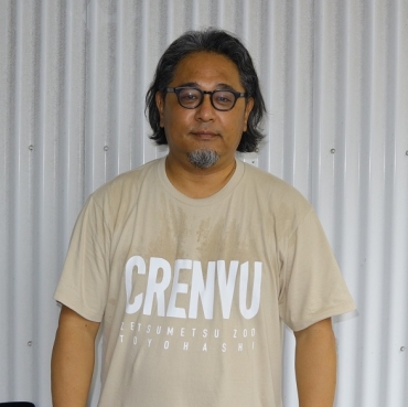 佐々木さん。シャツのロゴは「CRENVU」で絶滅危惧種の3カテゴリーをつなげたもの