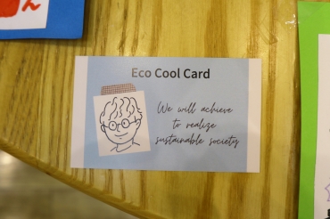 渡会社長の似顔絵をあしらったエコクールカード。裏面に使い方と「このカードはあなたが『エコかっこいい』姿になるための一歩を踏み出した証です」のメッセージが