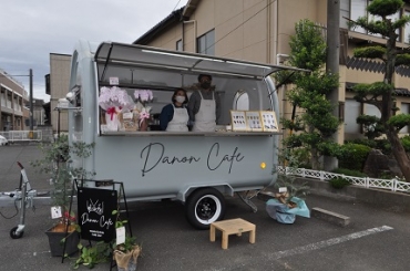 かわいいキッチンカーで営業する「ダノンカフェ」=豊川市宿町で