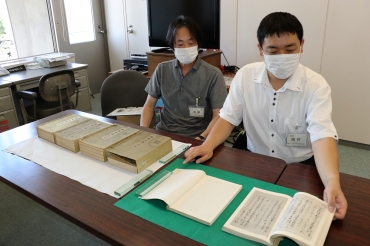豊橋市中央図書館で見つかった渋沢の愛蔵書「類聚古集」復刻版