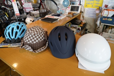 多種多様なヘルメットが並ぶ=豊橋市宮下町で