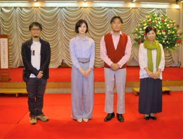 制作発表で意気込む前田監督、松本さん、渡辺さん、宮崎さん(左から)