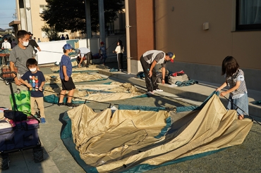 テントを組み立てる参加者=豊川八南小で防災キャンプで