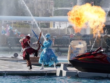 炎の海賊フエゴと女神を守るテレースが激しく戦う=ラグナシアで