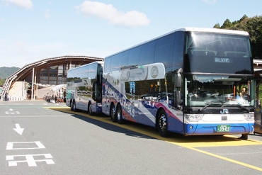 道の駅「もっくる新城」に停車する高速バス