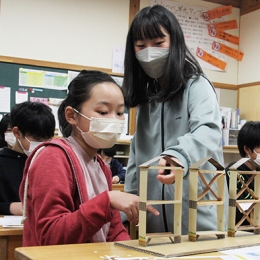東栄小児童が木造建物の耐震学ぶ