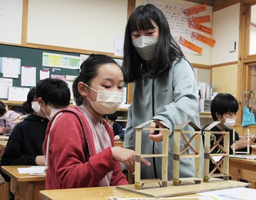 模型で耐震構造を学ぶ児童ら=いずれも東栄小学校で