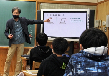 耐震について指導する井戸田教授