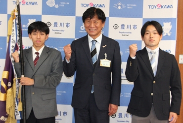 ガッツポーズする左から吉村主将、竹本市長、土屋監督=豊川市役所で